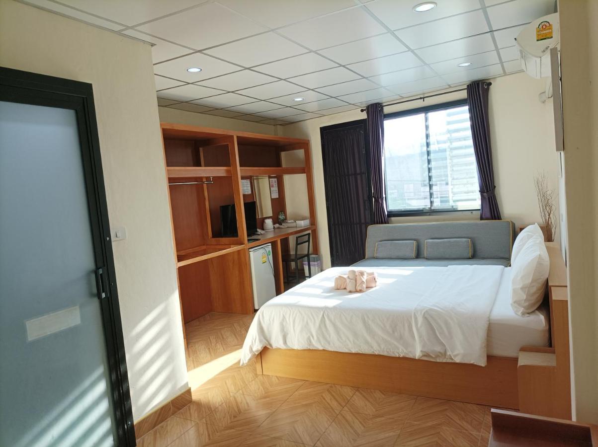 Double D Rooms & Cafe Банкок Екстериор снимка