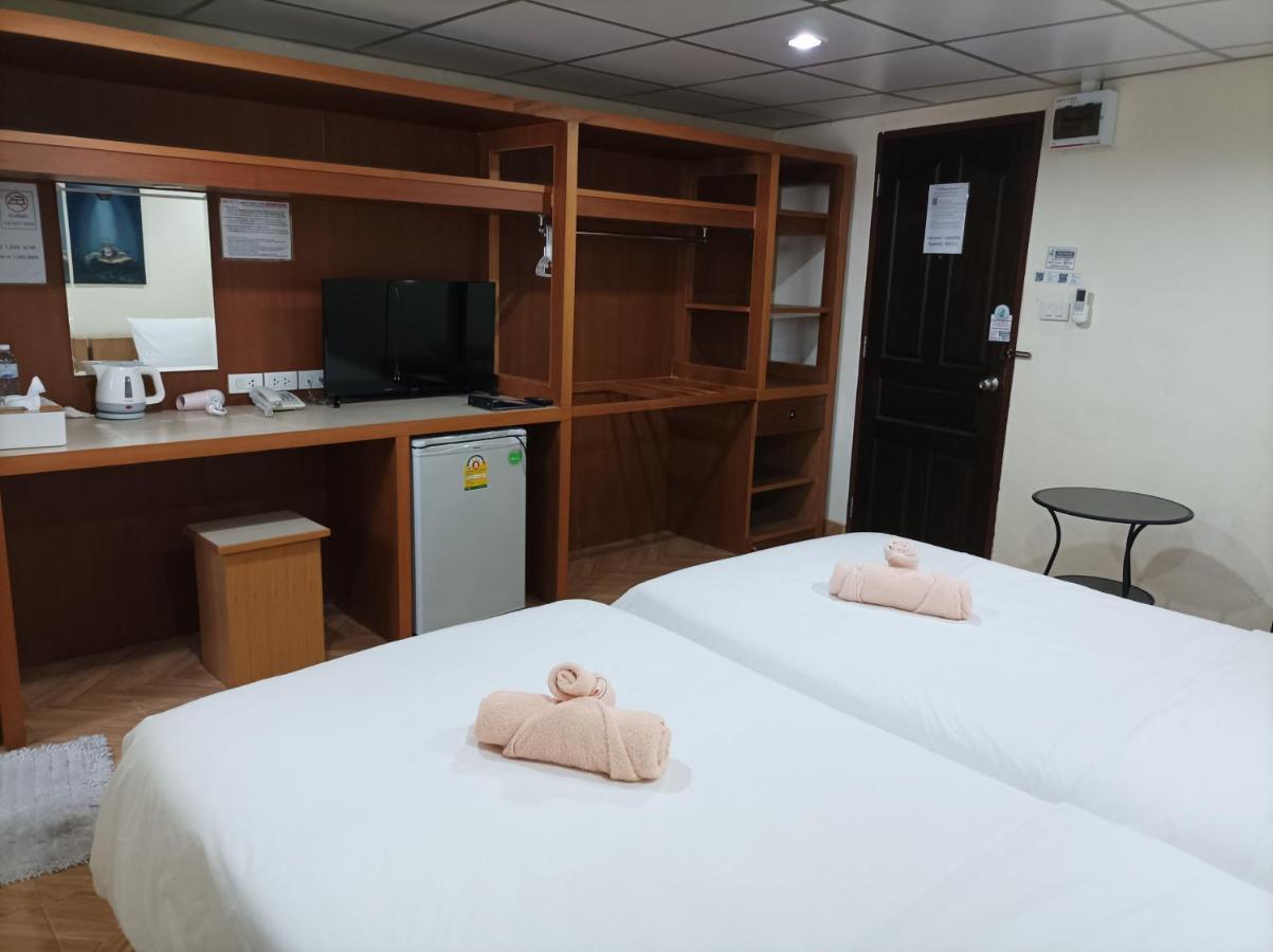 Double D Rooms & Cafe Банкок Екстериор снимка