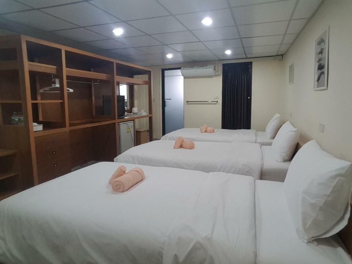 Double D Rooms & Cafe Банкок Екстериор снимка